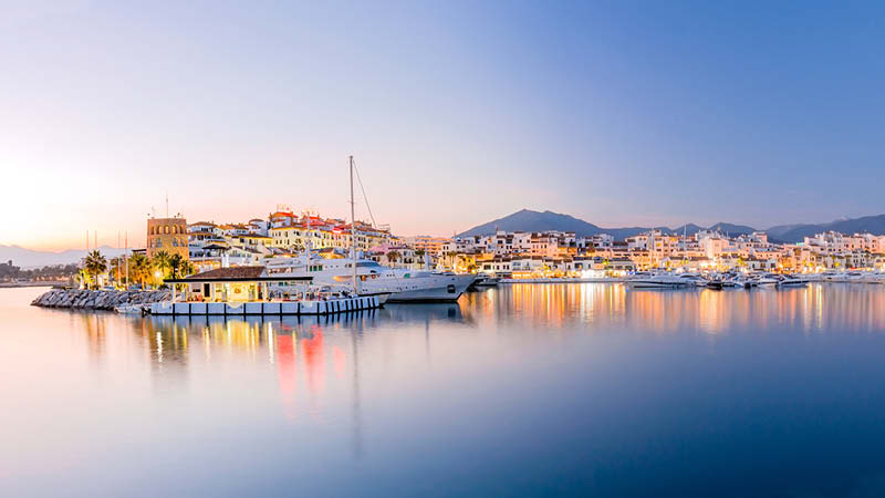 Hamnen i Puerto Banus i kvllsljus, p en solsemester i Marbella.